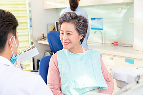 牙科医生给患者治疗照片