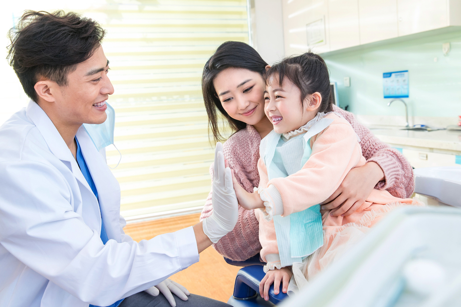 年轻妈妈带着小女孩看牙医图片 年轻妈妈带着小女孩看牙医图片