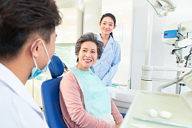 牙科医生给患者治疗图片