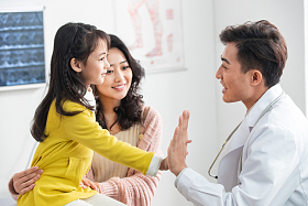 年轻妈妈带着小女孩看医生