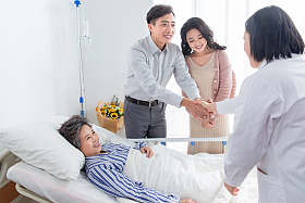 患者的家人和医生握手图片