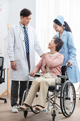 医务工作者和老年患者交谈