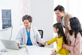 女医生给患者检查身体照片