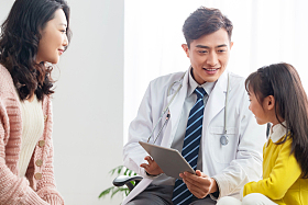 年轻妈妈带着孩子看医生图片