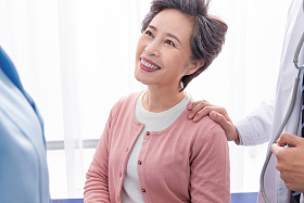 医务工作者和老年患者交谈