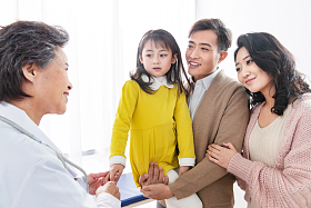 女医生给患者交谈图片