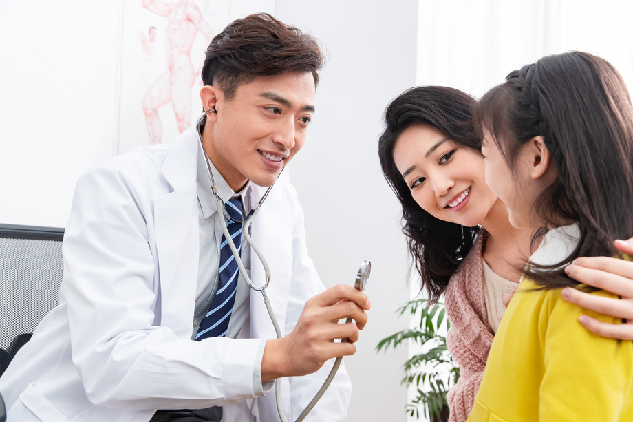 医生给小女孩检查身体图片 医生给小女孩检查身体图片