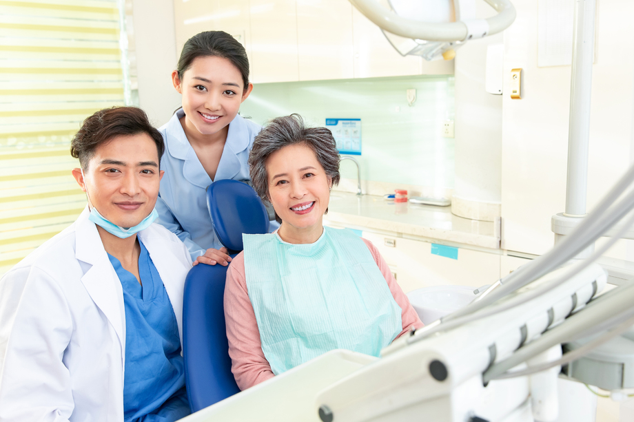 牙科医生给患者治疗 牙科医生给患者治疗