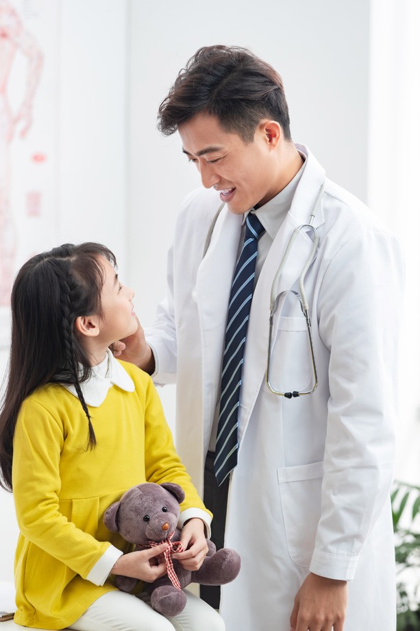 可爱的小女孩和医生图片