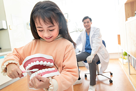 可爱的小女孩和牙科医生图片