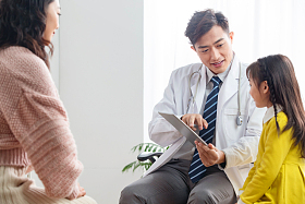 年轻妈妈带着孩子看医生图片