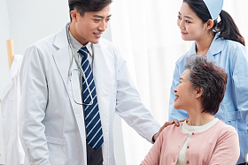 医务工作者和老年患者交谈