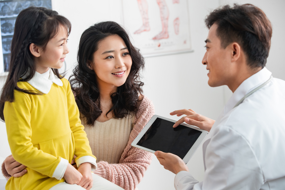 年轻妈妈带着孩子看医生图片 年轻妈妈带着孩子看医生图片