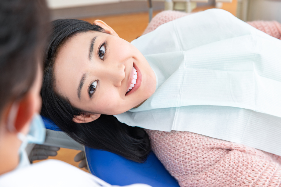 牙医给青年女患者治疗照片