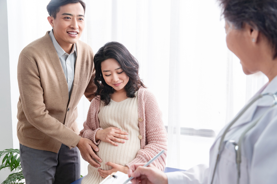 医生给孕妇检查身体 医生给孕妇检查身体