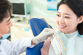 牙医给青年女患者治疗图片
