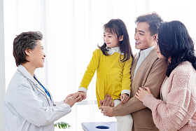 女医生给患者交谈