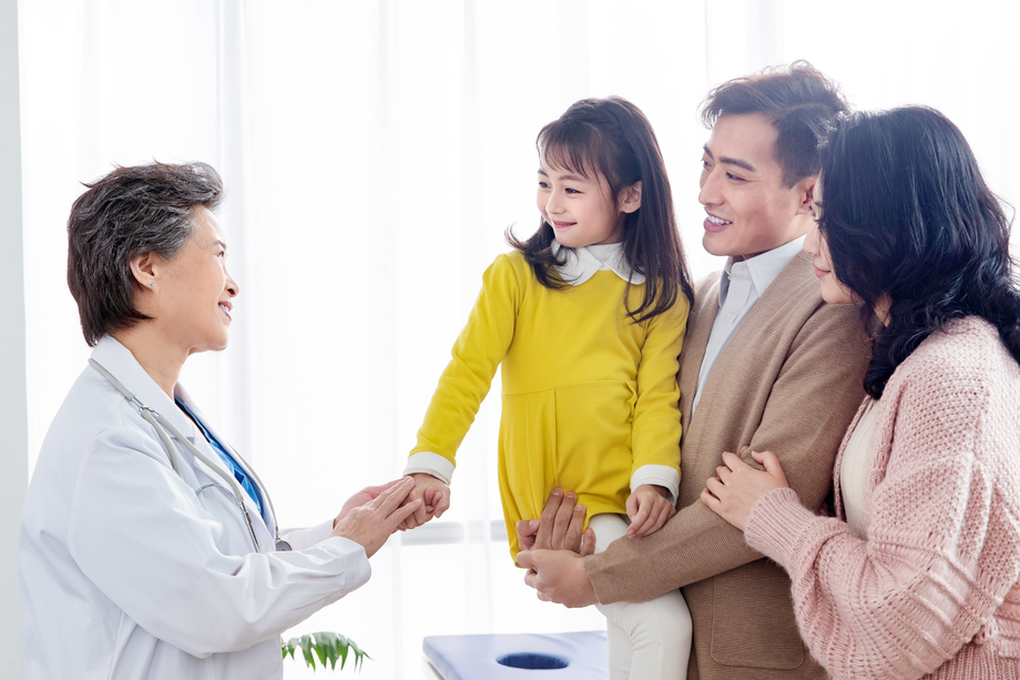 女医生给患者交谈 女医生给患者交谈