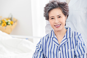 老年患者坐在医院病床上