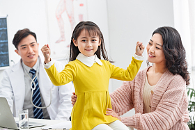 年轻妈妈带着孩子看医生图片