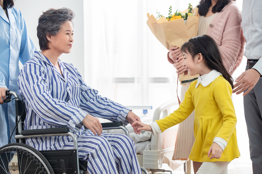 小女孩探望生病的老人 小女孩探望生病的老人