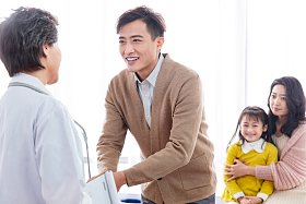 女医生给患者交谈图片