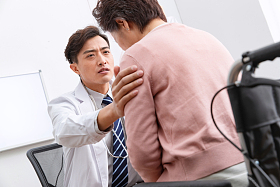 医生和老年患者交谈