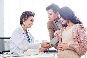 医生给孕妇量血压