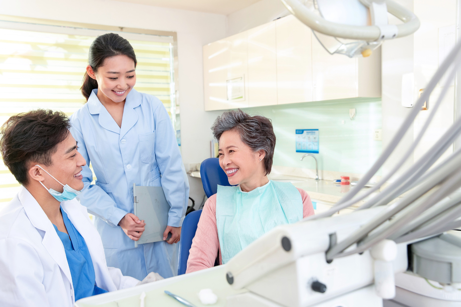 牙科医生给患者治疗图片 牙科医生给患者治疗图片