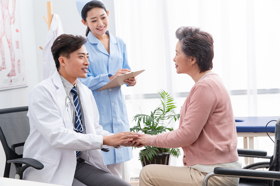 医务工作者和老年患者交谈照片 医务工作者和老年患者交谈照片