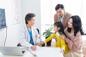 女医生给患者检查身体照片