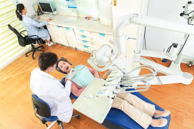 牙科医生给患者治疗图片