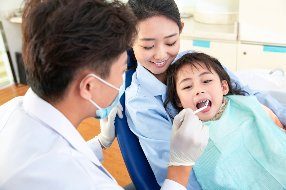 牙科医生给小女孩检查 牙科医生给小女孩检查