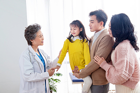 女医生给患者交谈图片