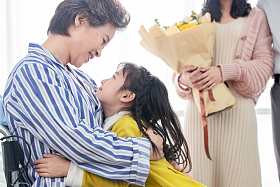 小女孩探望生病的老人