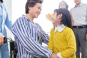 小女孩探望生病的老人