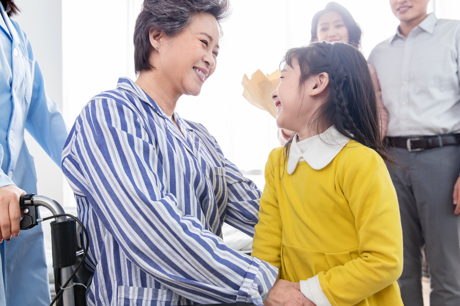 小女孩探望生病的老人 小女孩探望生病的老人