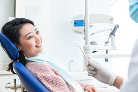 牙医给青年女患者治疗图片