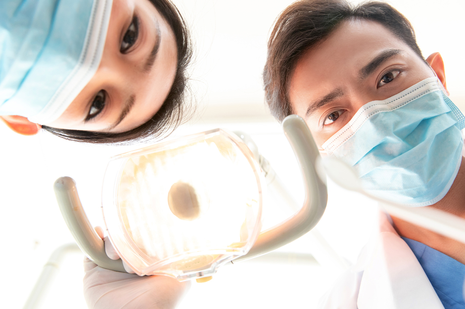 牙科医生在诊疗室 牙科医生在诊疗室