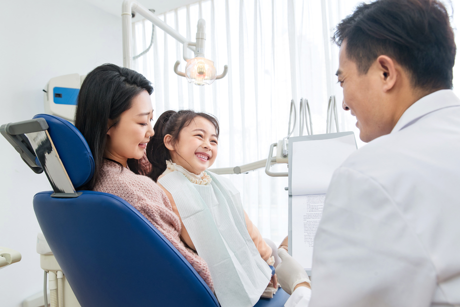 年轻妈妈带着小女孩看牙医 年轻妈妈带着小女孩看牙医