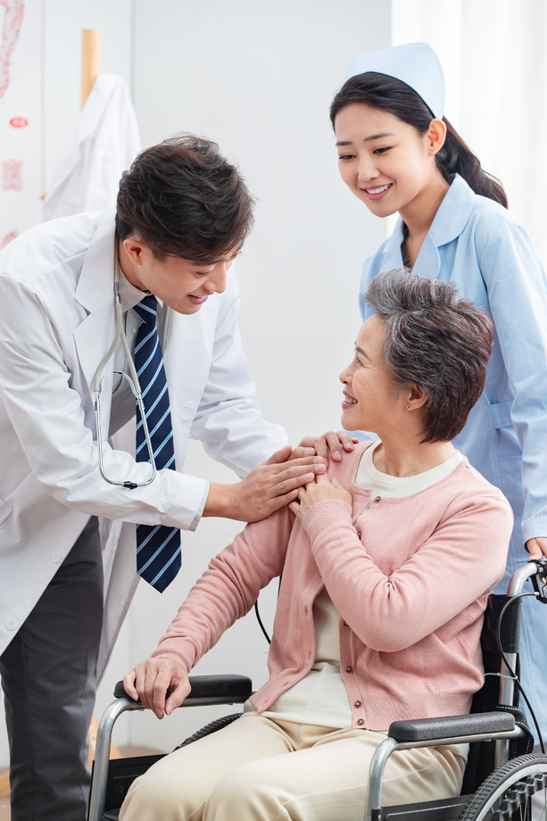 医生和老年患者交谈 医生和老年患者交谈