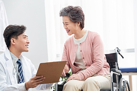 医生和老年患者交谈照片