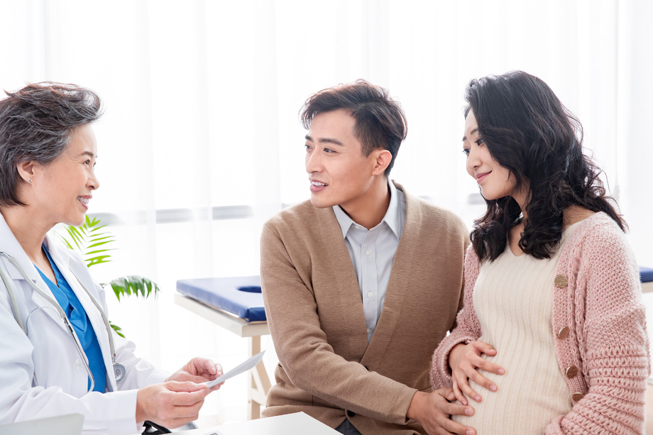 医生给孕妇检查身体 医生给孕妇检查身体