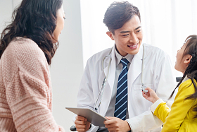 年轻妈妈带着孩子看医生图片