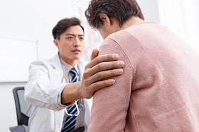 医生和老年患者交谈图片