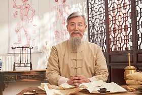 老中医坐在药桌后的肖像图片