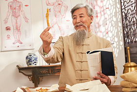 老中医研究中草药图片