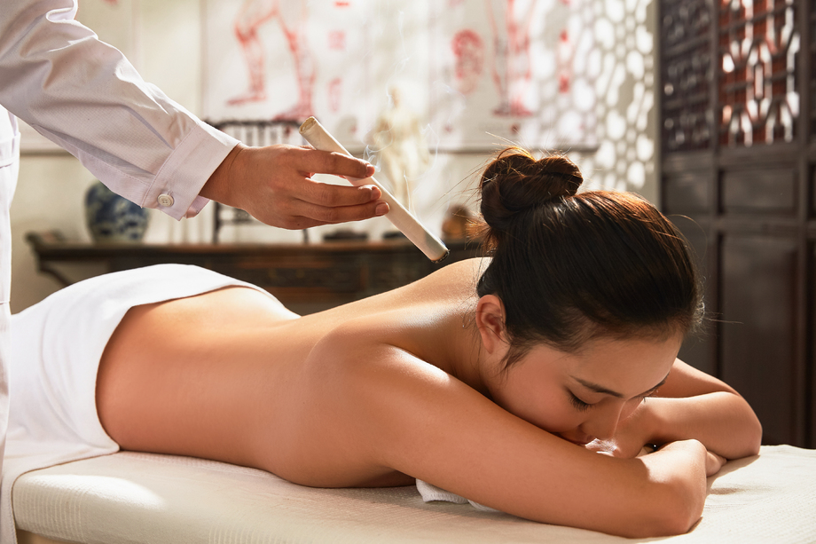 中医给病人艾灸 中医给病人艾灸