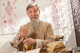 老中医研磨中草药图片