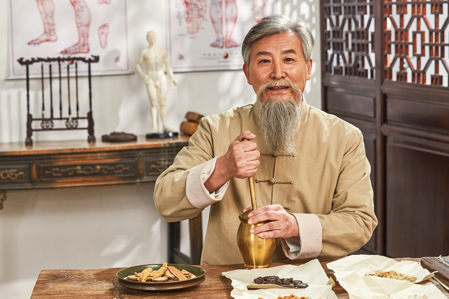 老中医研磨中草药图片 老中医研磨中草药图片
